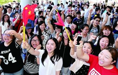 ▲当地时间4日,习近平在首尔大学发表演讲,受到中国留学生的热情欢迎 ▲当地时间4日,习近平在首尔大学发表演讲,受到中国留学生的热情欢迎