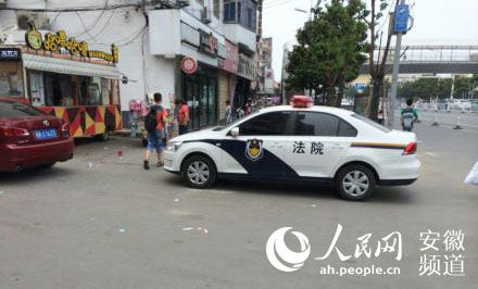 事发时,法院警车就停在附近 事发时,法院警车就停在附近
