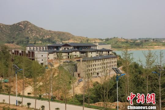 图为平山县讲里村的红湾酒店别墅群。 王天译 摄 图为平山县讲里村的红湾酒店别墅群。 王天译 摄