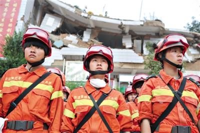 8月9日，震中龙头山镇中心小学，十四集团军工兵团地质灾害女子救援队准备出发执行搜救任务。新京报记者 侯少卿 摄