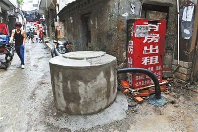 水井四周砌上水泥高台，用橡皮管子把水引入居民家中