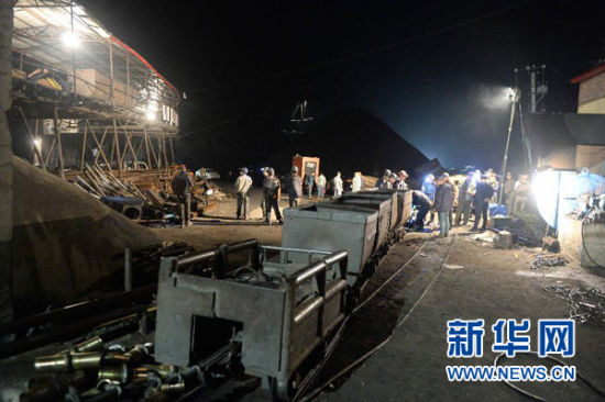 这是鸡西透水事故救援现场(8月15日摄)。 8月14日13时10分,鸡西市城子河区安之顺煤矿发生透水事故。经事后调查核实,事故发生时当班下井人数56人,后陆续有33人升井,目前仍有23人被困井下。新华社记者王凯摄 这是鸡西透水事故救援现场(8月15日摄)。 8月14日13时10分,鸡西市城子河区安之顺煤矿发生透水事故。经事后调查核实,事故发生时当班下井人数56人,后陆续有33人升井,目前仍有23人被困井下。新华社记者王凯摄