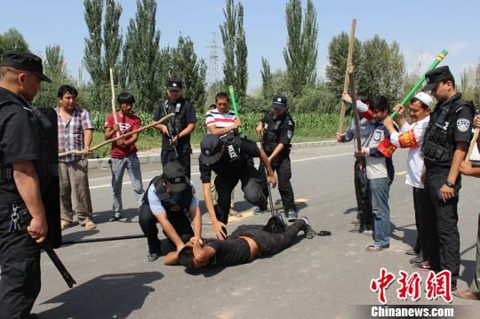 围捕实战演练现场 张胜开 摄 围捕实战演练现场 张胜开 摄