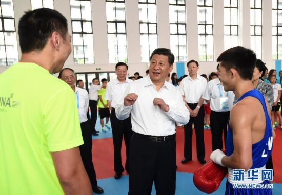 习近平看望南京青奥会中国体育代表团