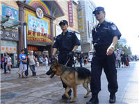 昨天,警方在王府井大街进行安保巡查。京华时报记者王俭摄 昨天,警方在王府井大街进行安保巡查。京华时报记者王俭摄