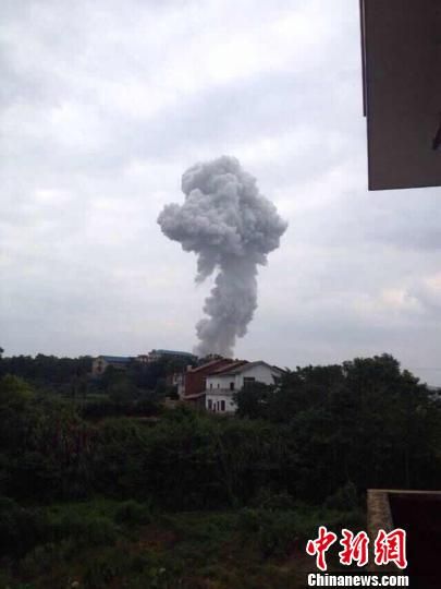 村民拍摄爆炸时形成的蘑菇云。 村民供图 摄 村民拍摄爆炸时形成的蘑菇云。 村民供图 摄