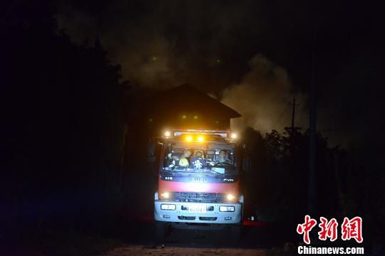 花炮厂外停放着消防车,车后依然浓烟滚滚。 杨华峰 摄 花炮厂外停放着消防车,车后依然浓烟滚滚。 杨华峰 摄