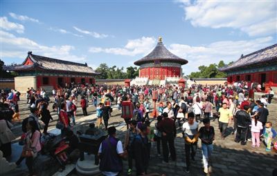 昨日,天坛公园回音壁游人众多。昨日天气晴好,市属11家公园及中国园林博物馆迎来国庆游园高峰,天坛公园接待游客10.3万人次居首。新京报实习生 彭子洋 摄 昨日,天坛公园回音壁游人众多。昨日天气晴好,市属11家公园及中国园林博物馆迎来国庆游园高峰,天坛公园接待游客10.3万人次居首。新京报实习生 彭子洋 摄