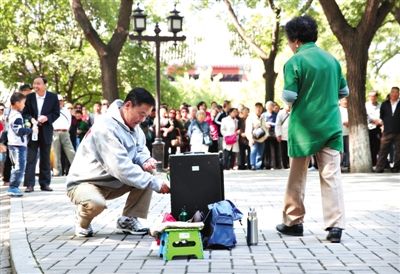昨日,在北海公园一男子在调节扩音器,一女士手持话筒准备开唱。今年9月15日,北海和景山公园推出“降噪令”。 本版图片/新京报记者 尹亚飞 摄 昨日,在北海公园一男子在调节扩音器,一女士手持话筒准备开唱。今年9月15日,北海和景山公园推出“降噪令”。 本版图片/新京报记者 尹亚飞 摄