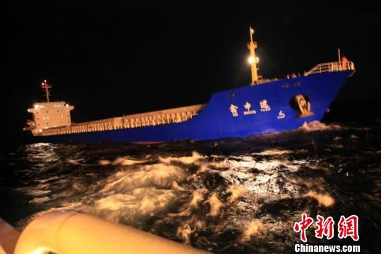 图为遇险中的“鑫中远”货轮。 刘文韬 摄 图为遇险中的“鑫中远”货轮。 刘文韬 摄