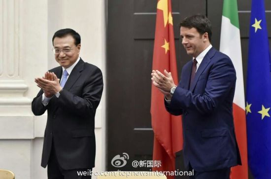 国务院总理李克强14日与意大利总理伦齐在意总理府共同会见记者。新华社 国务院总理李克强14日与意大利总理伦齐在意总理府共同会见记者。新华社