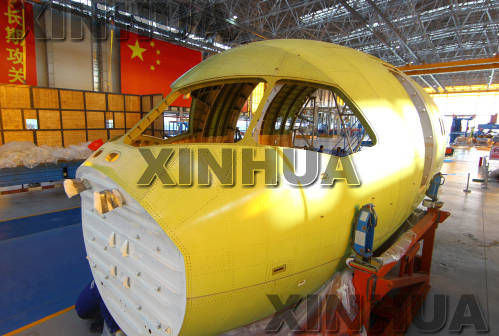 C919大型客机首架机机头大部段亮相中国商飞公司总装制造中心浦东基地(10月15日摄)。 C919大型客机首架机机头大部段亮相中国商飞公司总装制造中心浦东基地(10月15日摄)。