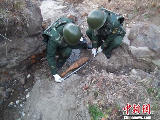 黑龙江发现一枚侵华日军遗留炮弹 丁磊 摄 黑龙江发现一枚侵华日军遗留炮弹 丁磊 摄