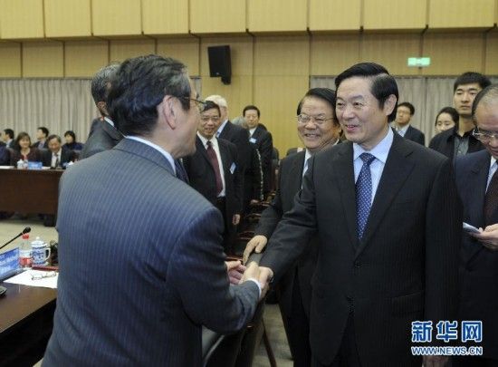 10月29日,中共中央政治局委员、中央书记处书记、中宣部部长刘奇葆在北京出席“汉学与当代中国”座谈会。这是座谈会前,刘奇葆与汉学家代表握手。新华社记者 张铎 摄 10月29日,中共中央政治局委员、中央书记处书记、中宣部部长刘奇葆在北京出席“汉学与当代中国”座谈会。这是座谈会前,刘奇葆与汉学家代表握手。新华社记者 张铎 摄