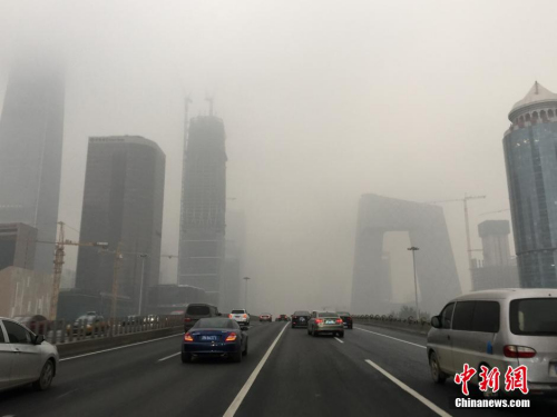 北京持续多日的雨雪天气结束,再次遭遇重度雾霾天气。北京东三环主路被浓雾笼罩,能见度低。 中新网记者 金硕 摄 北京持续多日的雨雪天气结束,再次遭遇重度雾霾天气。北京东三环主路被浓雾笼罩,能见度低。 中新网记者 金硕 摄