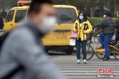 北京街头市民佩戴口罩出行。 中新网记者 金硕 摄 北京街头市民佩戴口罩出行。 中新网记者 金硕 摄