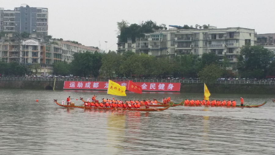 新津：龙舟竞渡迎端午_数万市民冒雨看