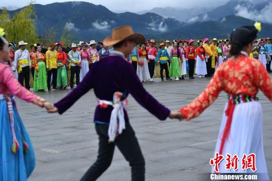 近百对有情人体验摩梭婚俗_泸沽湖畔千年文化传承