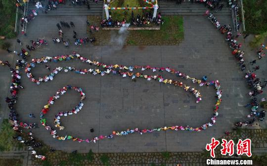 近百对有情人体验摩梭婚俗_泸沽湖畔千年文化传承