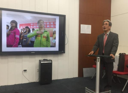 中日学生手语交流会执行委员长藤田安彦介绍活动情况。　　