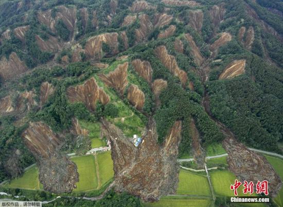 图为地震造成的山体滑坡。据日本气象厅公布，截至当地时间7日下午6时，共观测到有感地震100多次。气象厅指出，在震感强烈的地区，今后一周左右应严加防范。