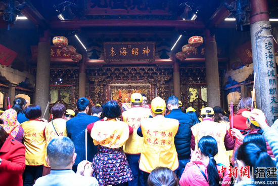 据了解，4600多人的进香团，是近年春节期间大陆单个进香团赴湄洲谒祖进香人数最多的一次。徐国荣 摄